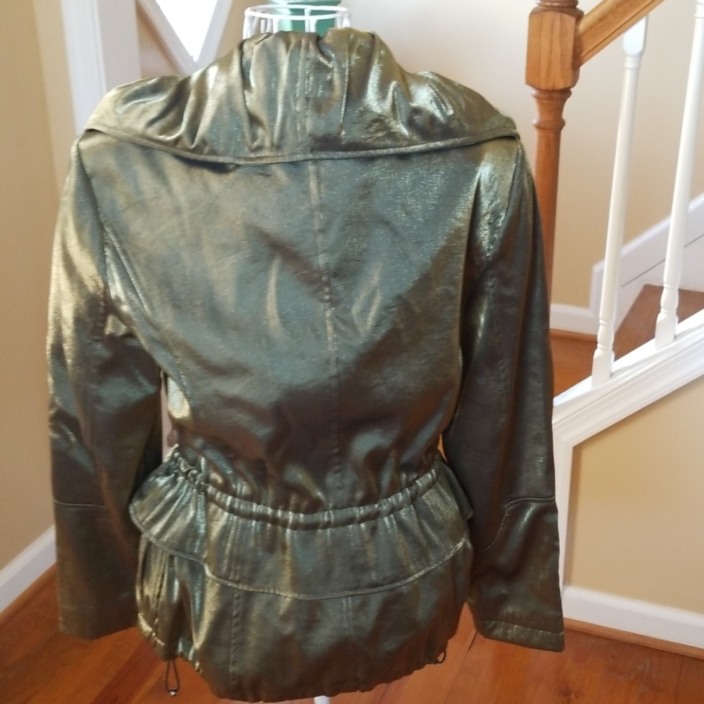 SHE'S ELECTRICIFYING❣️ Stunning metallic olive green jacket - Picture 5 of 8